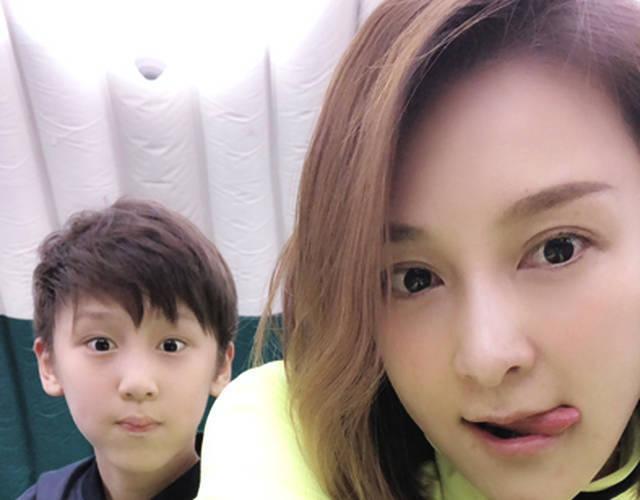 乐珈彤一家近照，大8岁老公是香港富豪，41岁依旧貌美如花