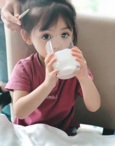 ​牵动众多叔叔饭的网红小萝莉，曝光近照，长开后的她美翻了