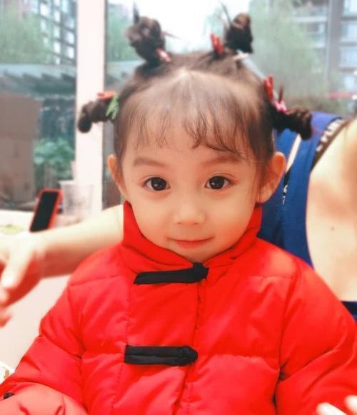 牵动众多叔叔饭的网红小萝莉，曝光近照，长开后的她美翻了