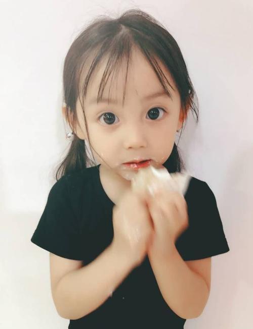 牵动众多叔叔饭的网红小萝莉，曝光近照，长开后的她美翻了