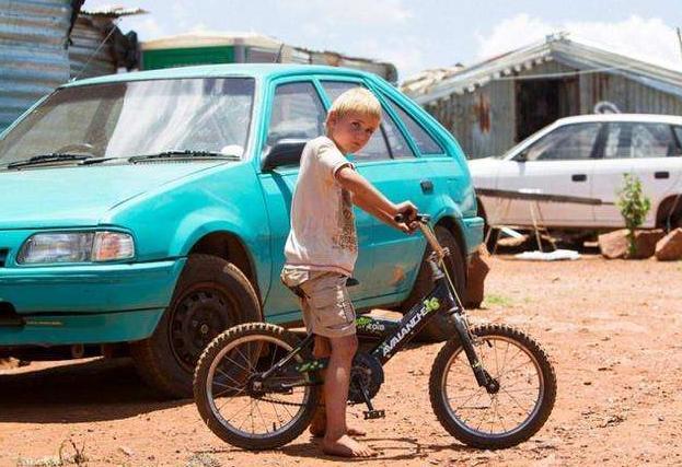 南非白人处境艰难，面对黑人的家庭暴力，为啥不回国？原因很简单