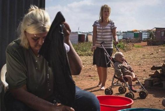 南非白人处境艰难，面对黑人的家庭暴力，为啥不回国？原因很简单