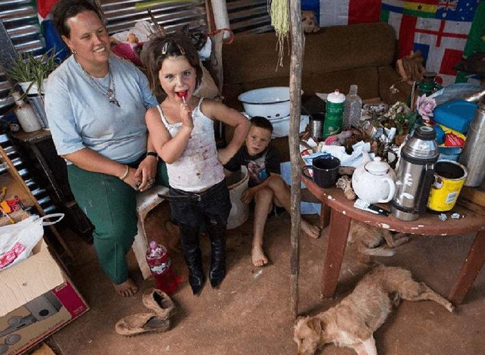 南非白人处境艰难，面对黑人的家庭暴力，为啥不回国？原因很简单