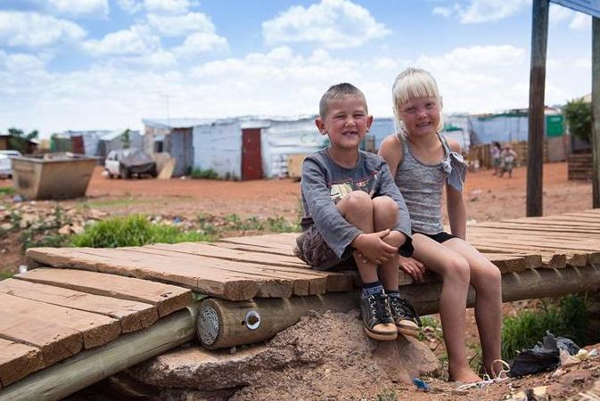 南非白人处境艰难，面对黑人的家庭暴力，为啥不回国？原因很简单