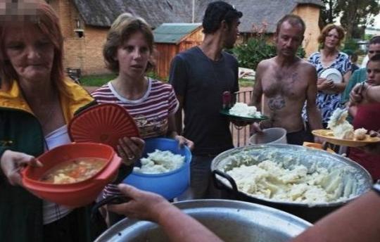 南非白人处境艰难，面对黑人的家庭暴力，为啥不回国？原因很简单