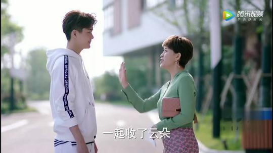 谭松韵和熊梓淇剧中接吻遭爸妈围观！