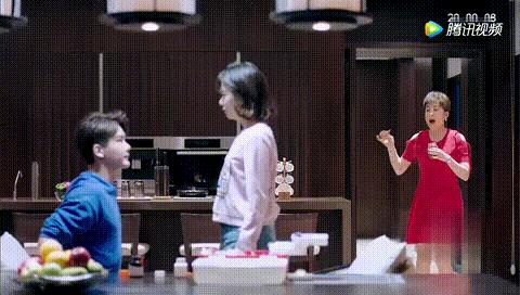 谭松韵和熊梓淇剧中接吻遭爸妈围观！