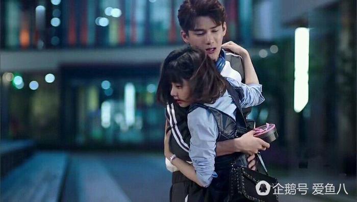 谭松韵和熊梓淇剧中接吻遭爸妈围观！