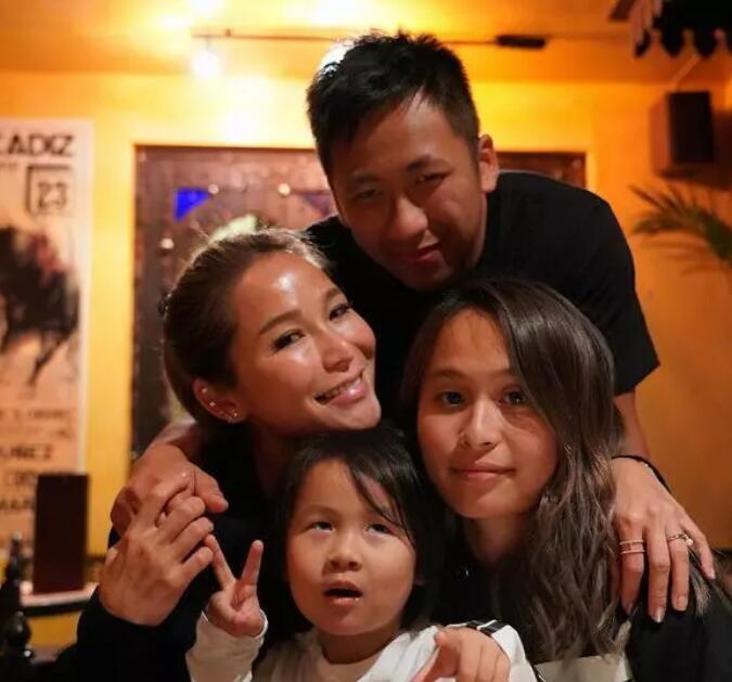周焯华为陈慧玲庆生，与儿子甜蜜亲吻洗米嫂，一家5口同框很温馨