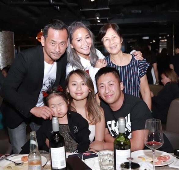 周焯华为陈慧玲庆生，与儿子甜蜜亲吻洗米嫂，一家5口同框很温馨