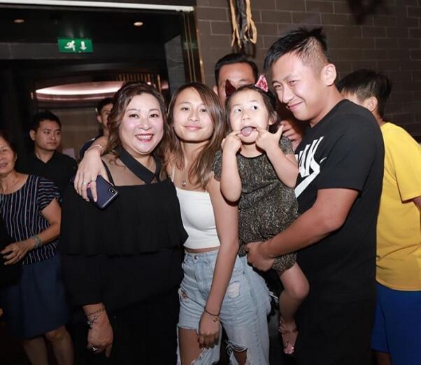 周焯华为陈慧玲庆生，与儿子甜蜜亲吻洗米嫂，一家5口同框很温馨