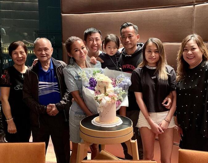 周焯华为陈慧玲庆生，与儿子甜蜜亲吻洗米嫂，一家5口同框很温馨