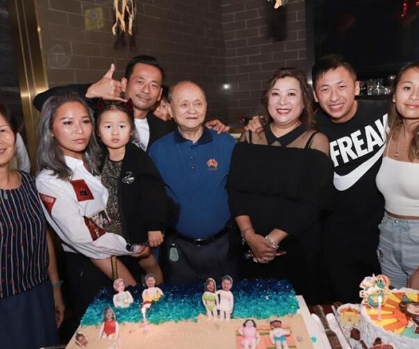 周焯华为陈慧玲庆生，与儿子甜蜜亲吻洗米嫂，一家5口同框很温馨