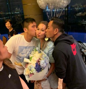 ​周焯华为陈慧玲庆生，与儿子甜蜜亲吻洗米嫂，一家5口同框很温馨