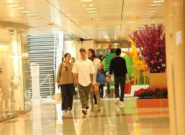 余文乐夫妇逛商场买衣服,逛街也有谈恋爱的感觉