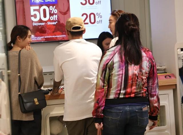 余文乐夫妇逛商场买衣服,逛街也有谈恋爱的感觉