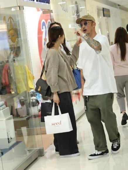 余文乐夫妇逛商场买衣服,逛街也有谈恋爱的感觉