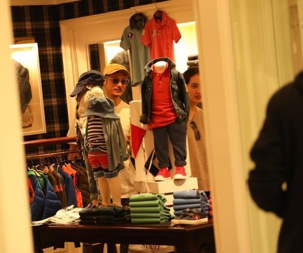 余文乐夫妇逛商场买衣服,逛街也有谈恋爱的感觉