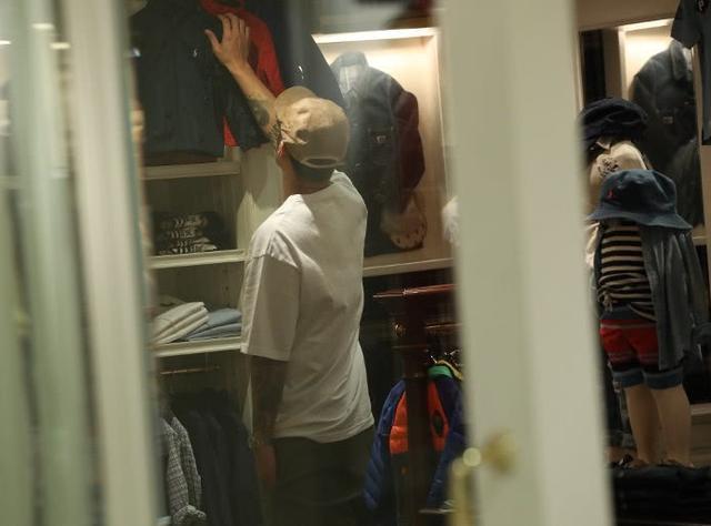 余文乐夫妇逛商场买衣服,逛街也有谈恋爱的感觉