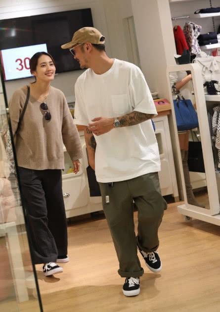 余文乐夫妇逛商场买衣服,逛街也有谈恋爱的感觉