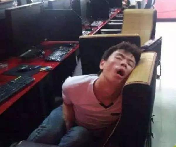 真.网吧大神：男子创下连续上网记录，在座的各位都是渣！