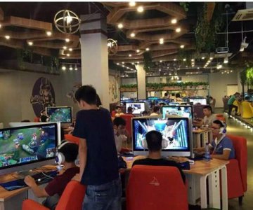 ​真.网吧大神：男子创下连续上网记录，在座的各位都是渣！