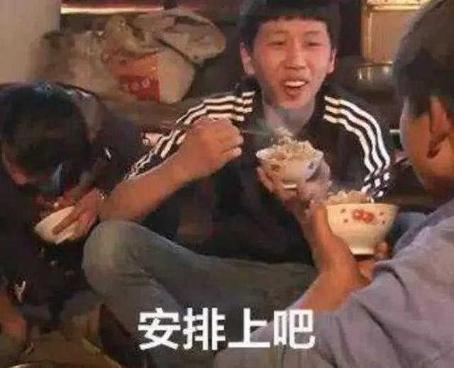 真.网吧大神：男子创下连续上网记录，在座的各位都是渣！