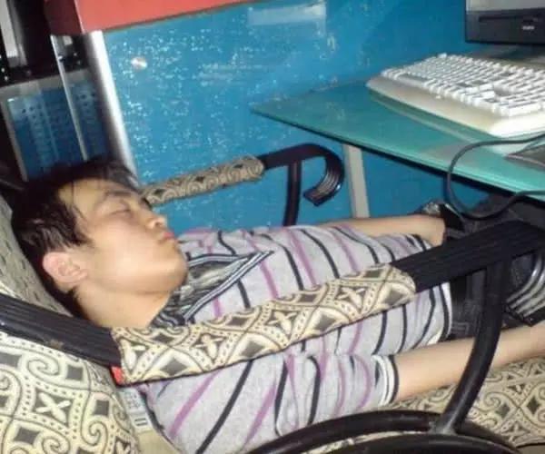 真.网吧大神：男子创下连续上网记录，在座的各位都是渣！