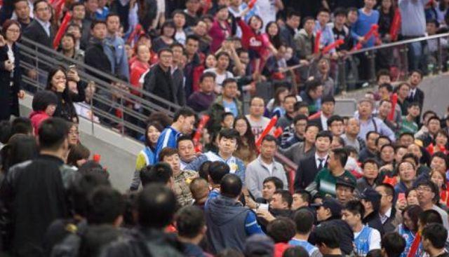 北京球迷素质低？首钢外援莫里斯在北京遭球迷侮辱追打