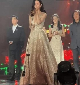 ​赵丽颖压轴上台讲话，谁注意身后杨幂的表情了关系如何一目了然