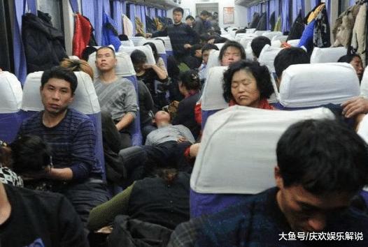 火车上情侣进厕所1小时不出来,乘务员无奈打开门,众人很气愤!