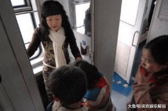 火车上情侣进厕所1小时不出来,乘务员无奈打开门,众人很气愤!