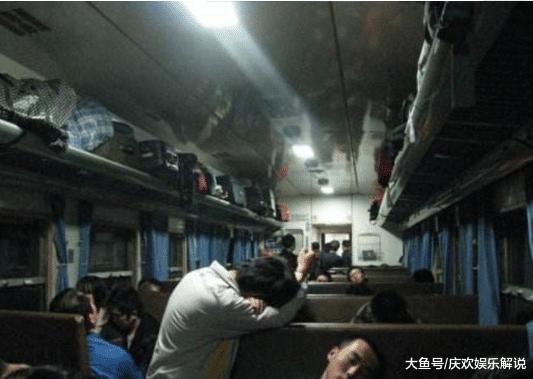 火车上情侣进厕所1小时不出来,乘务员无奈打开门,众人很气愤!