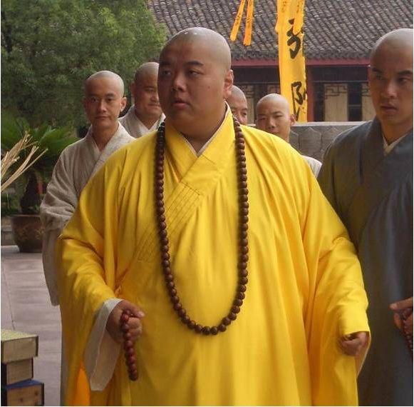 林子聪240斤减肥成功，晒一家三口全家福，评论亮了全是胡歌！