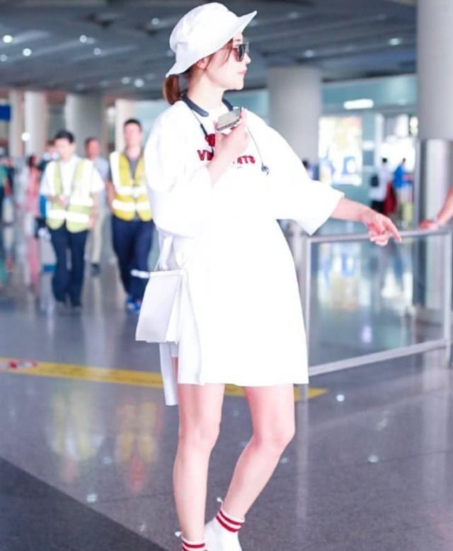 梅婷真大胆,酷黑裙亮相全场,网友直呼风采不减当年