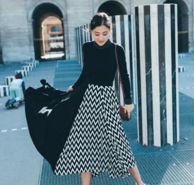 梅婷真大胆,酷黑裙亮相全场,网友直呼风采不减当年