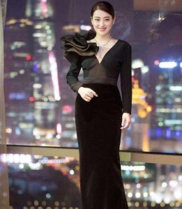 ​梅婷真大胆，酷黑裙亮相全场，网友直呼风采不减当年