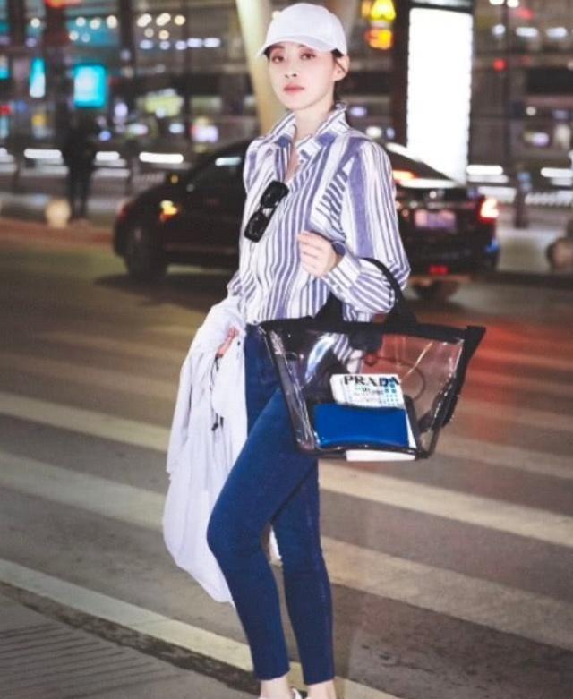 梅婷真大胆,酷黑裙亮相全场,网友直呼风采不减当年