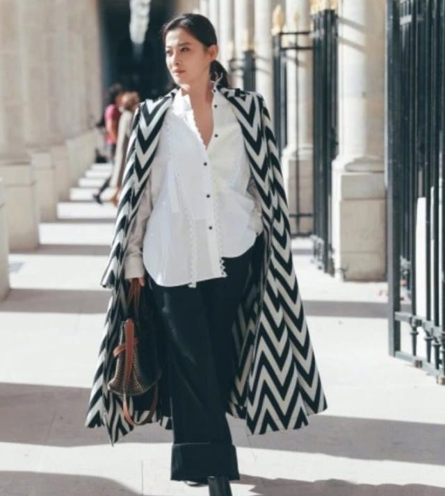 梅婷真大胆,酷黑裙亮相全场,网友直呼风采不减当年