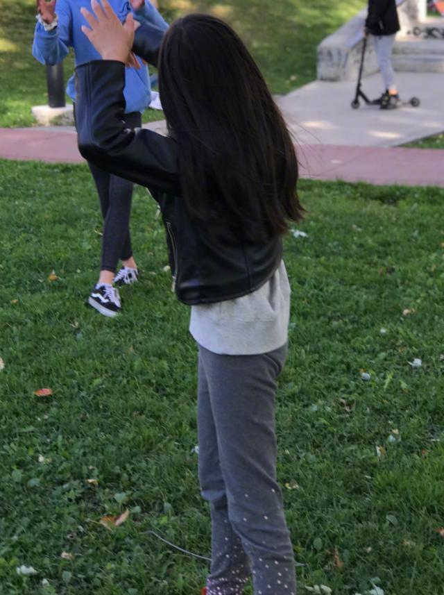 夏克立女儿“抛骨式”长大,9岁因腿太细,无痕裤穿成直筒裤!