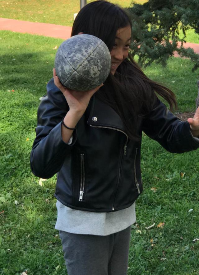 夏克立女儿“抛骨式”长大,9岁因腿太细,无痕裤穿成直筒裤!