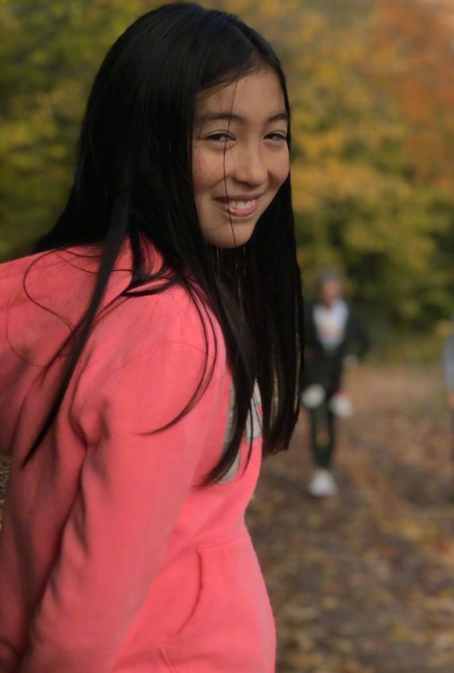 夏克立女儿“抛骨式”长大,9岁因腿太细,无痕裤穿成直筒裤!