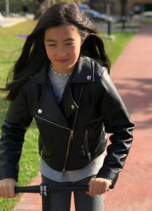 ​夏克立女儿“抛骨式”长大，9岁因腿太细，无痕裤穿成直筒裤！