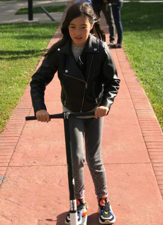 夏克立女儿“抛骨式”长大,9岁因腿太细,无痕裤穿成直筒裤!