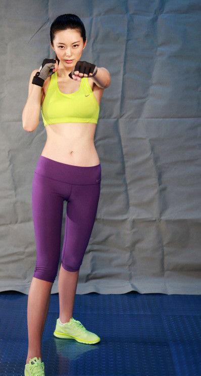 紧身裤秀出火辣好身材, 真的够美