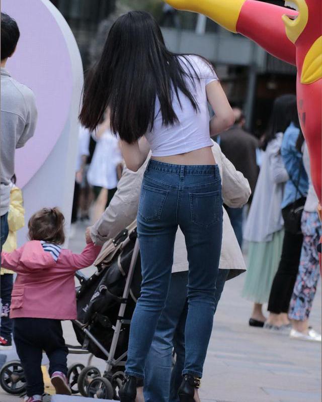 紧身裤秀出火辣好身材, 真的够美