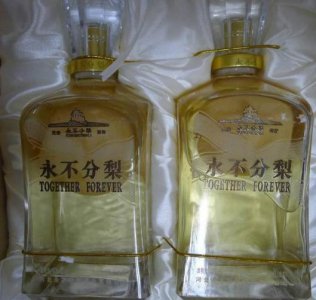 ​五粮液的“永不分离”酒，梨子大瓶口小，网友：永不吃梨才对！