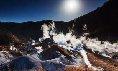 ​地狱谷是一个硫磺温泉喷涌的自然景观，晚上有一条步道有夜灯