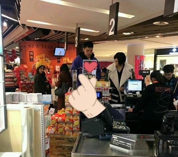 陶翰林女友现身，两人超市购物被拍，仔细看原来还是个奥运冠军