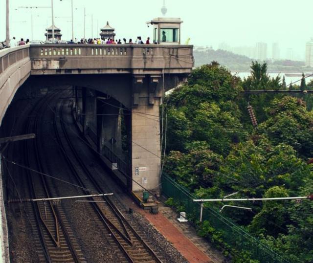 西藏除了有名的青藏铁路，还有哪些的铁路？长见识了！